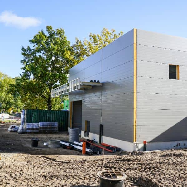 Dach- und Fassadensysteme bestehen aus modernen Paneelen für Lagerhallen und Produktionshallen.